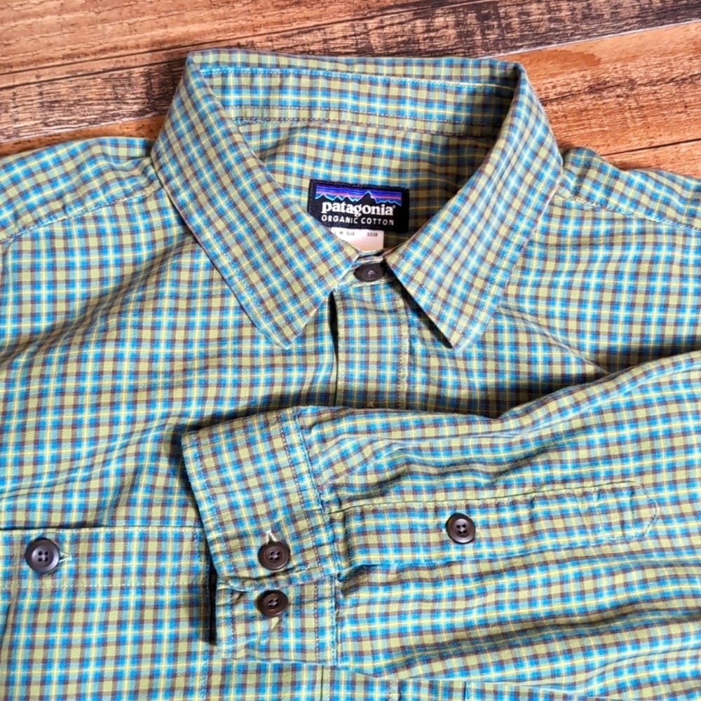 Patagonia Plaid Button Down Size Medium in Green/Blue Check Pattern